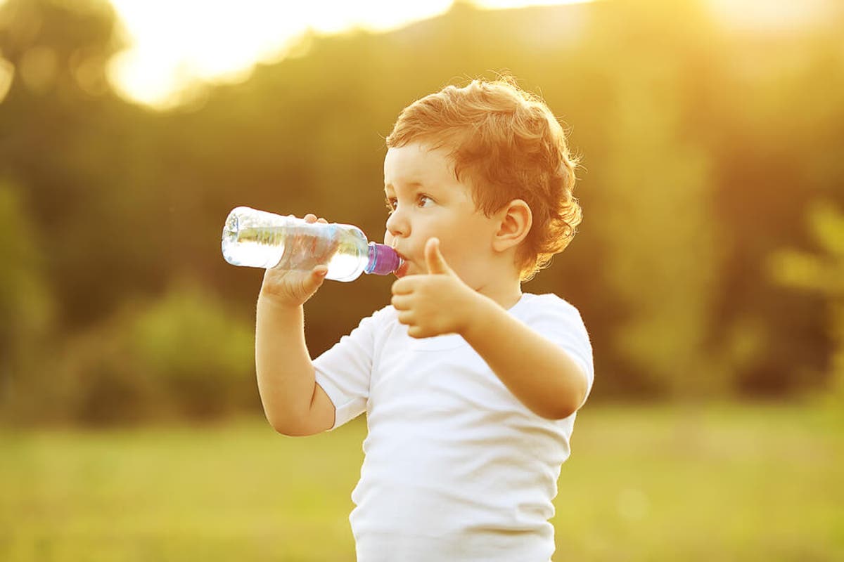 niño-bebiendo-agua